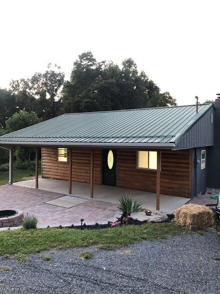 3287 Groundhog Mountain Rd, Hillsville, VA 24343