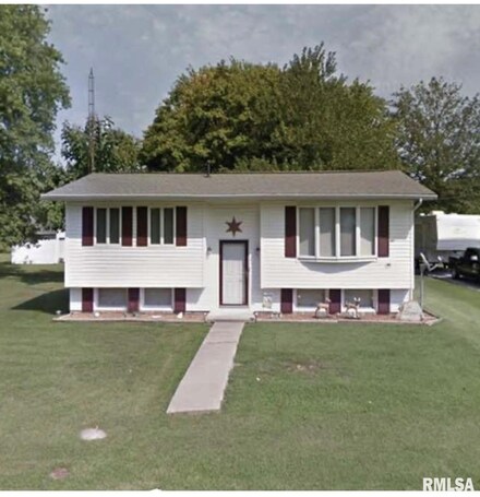 716 S Cockrum St, Sesser, IL 62884