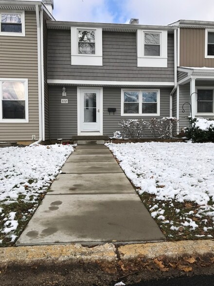 832 Carnaby Ct Unit 17, Schaumburg, IL 60194