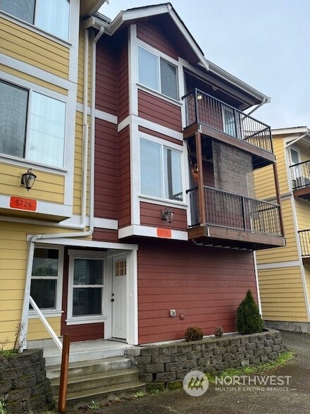 5728 Roosevelt Way NE, Seattle, WA 98105
