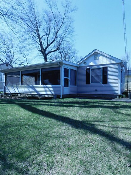 6351 S State Road 10, Knox, IN 46534