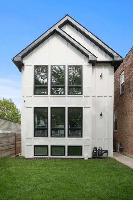 1813 N Sawyer Ave Unit 2, Chicago, IL 60647