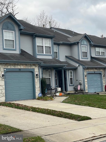 8 Kettlebrook Dr, Mount Laurel, NJ 08054