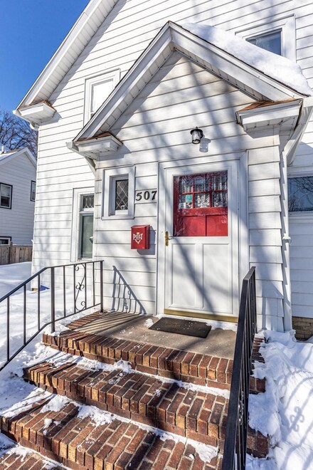 507 7th St S, Moorhead, MN 56560