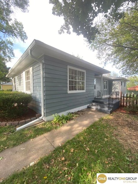 2131 S 38th Ave, Omaha, NE 68105