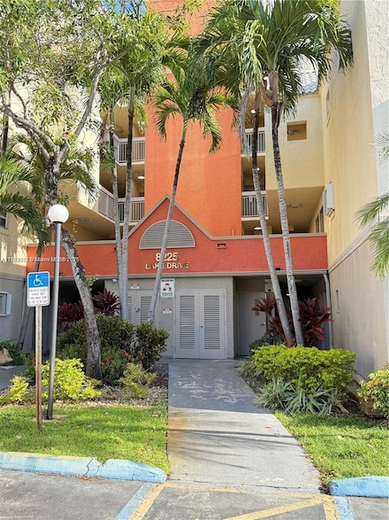 8225 Lake Dr Unit 401, Doral, FL 33166