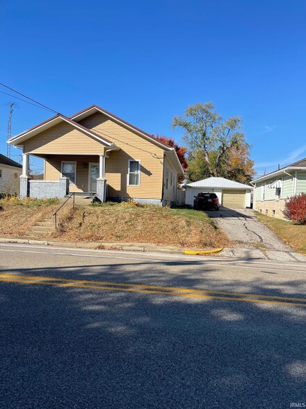 1107 N Main St, Bicknell, IN 47512