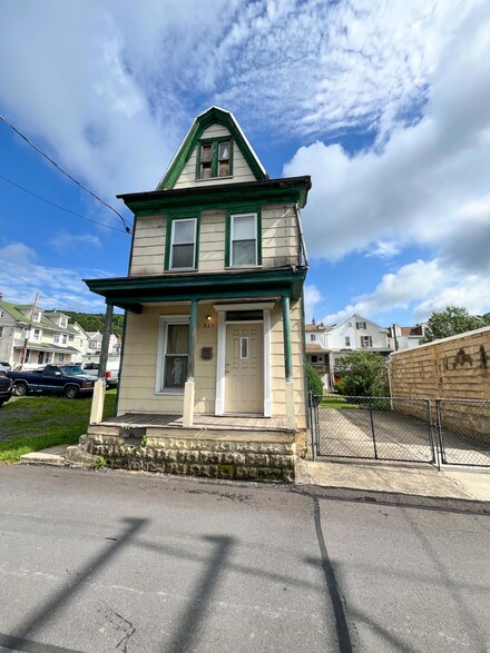 865 W Water St, Edgewood, PA 17866