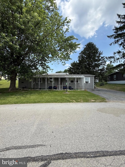703 Lake Dr, Mount Wolf, PA 17347