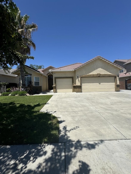 825 S Michelle Ave, Kerman, CA 93630