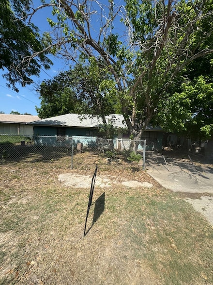 307 North St, Brackettville, TX 78832