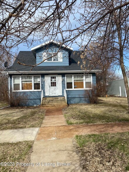 1018 1st Ave W, New England, ND 58647