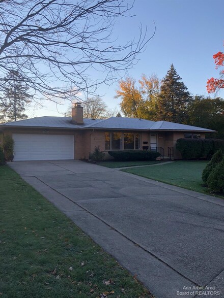 1527 Warwick Ct, Ann Arbor, MI 48103