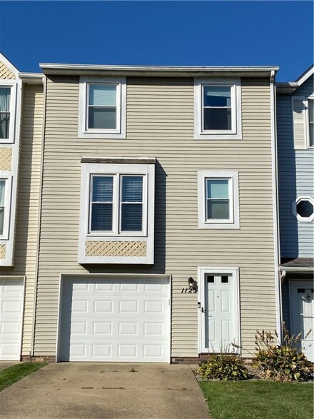 1123 Elm Ct, Oakdale, PA 15071