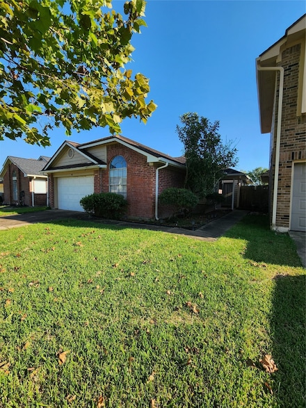 66 Avocado Ct, Lake Jackson, TX 77566