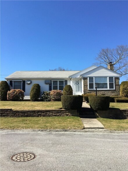 54 Burnett St, Johnston, RI 02919