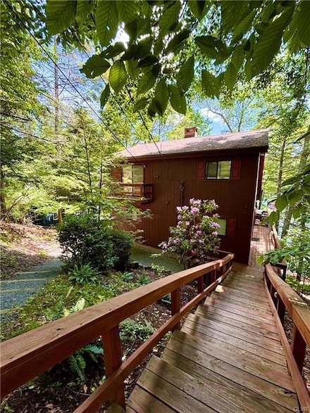 133 N Eastwood Dr, Greentown, PA 18426