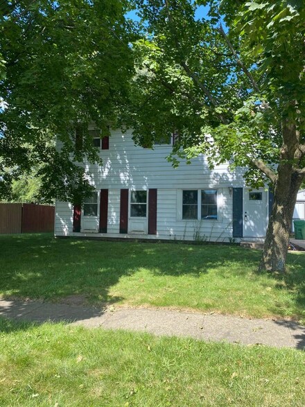1013 S Ohio Ct, Sturgis, MI 49091