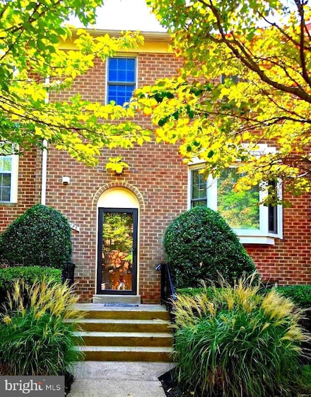 10195 Valentino Dr, Oakton, VA 22124