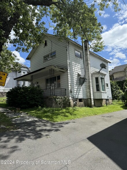 94 7th Ave, Carbondale, PA 18407