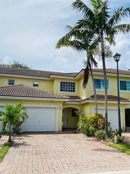 805 Imperial Lake Rd, West Palm Beach, FL 33413