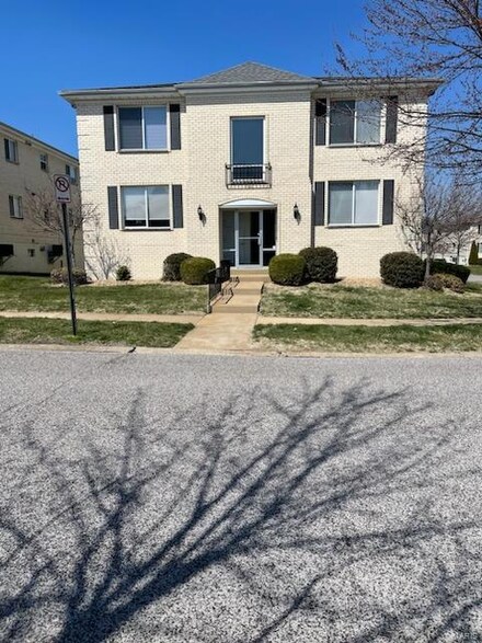 12561 Chardin Place Unit 3, Saint Louis, MO 63128