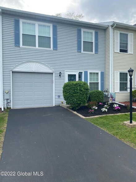 126 Bridgewood Ln, Watervliet, NY 12189