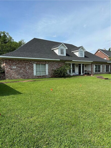 1902 Plantation Dr, Lake Charles, LA 70605