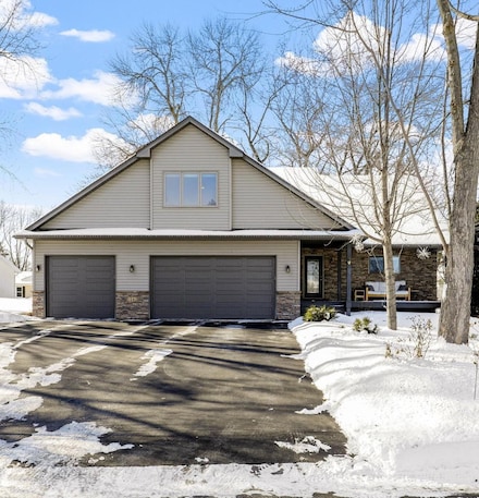 1142 15th St SE, Forest Lake, MN 55025