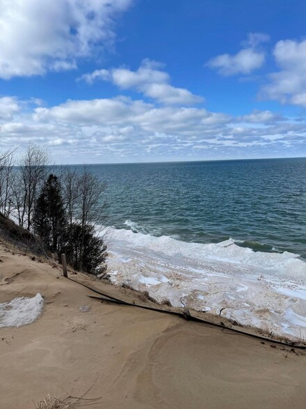 4748 W Fox Farm Rd, Manistee, MI 49660