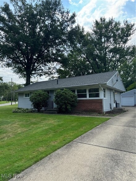 8162 Fairhill Dr NE, Warren, OH 44484