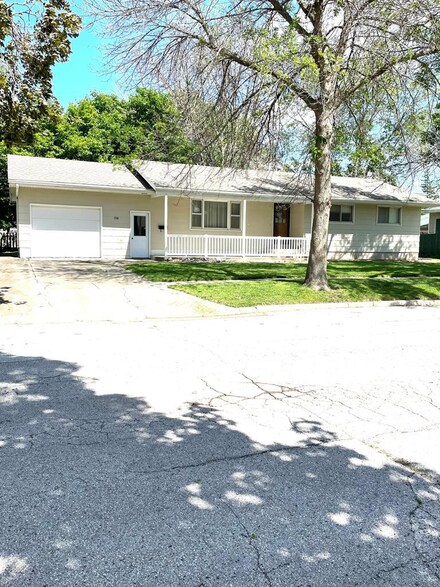 1104 2nd St, Gowrie, IA 50543