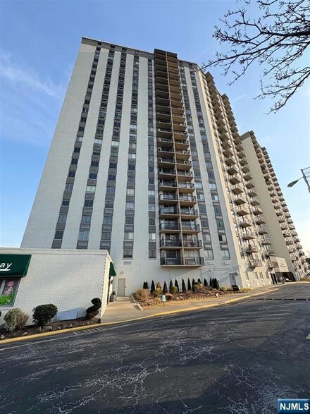 100 Manhattan Ave, Union City, NJ 07087
