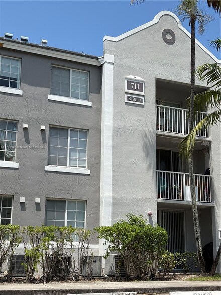 711 SW 111th Way Unit 1077, Pembroke Pines, FL 33025