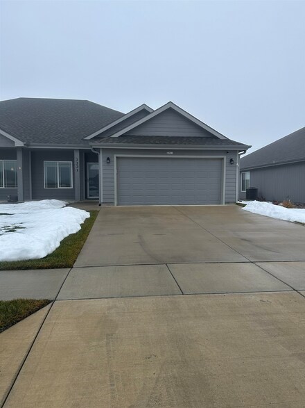 2221 Saddlebrook Dr, Salina, KS 67401