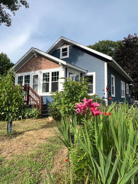 160 N 3rd Ave, Fruitport, MI 49415