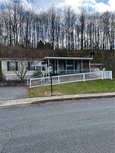 10 Lexington Ln, Mount Bethel, PA 18343