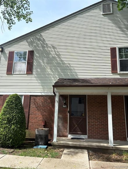 24672 N Meadow Dr, Harrison Township, MI 48045