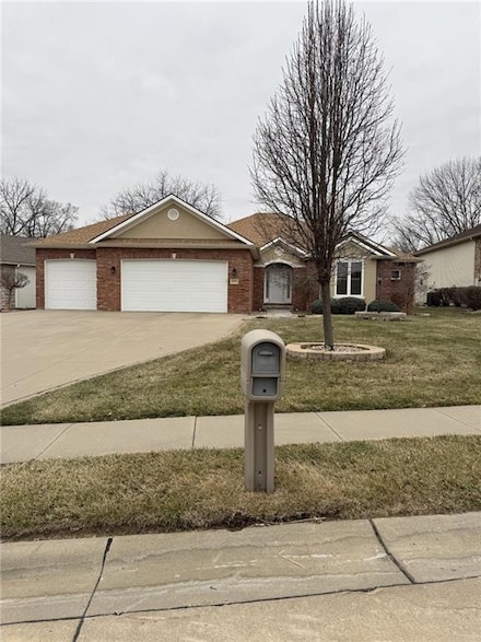 4101 Hidden Valley Dr, Saint Joseph, MO 64506