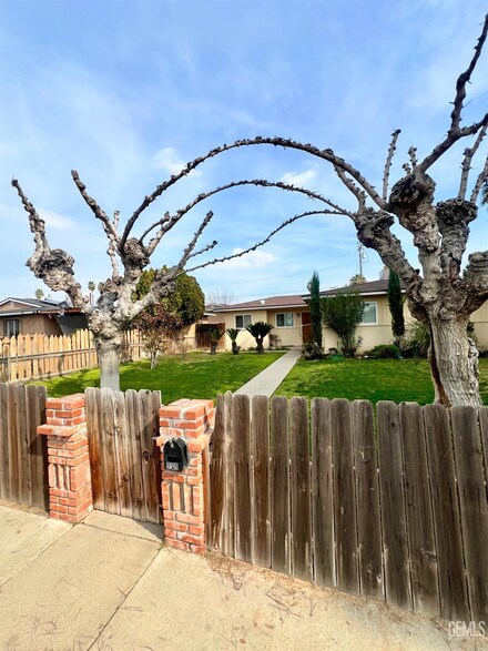 929 Oswell St, Bakersfield, CA 93306