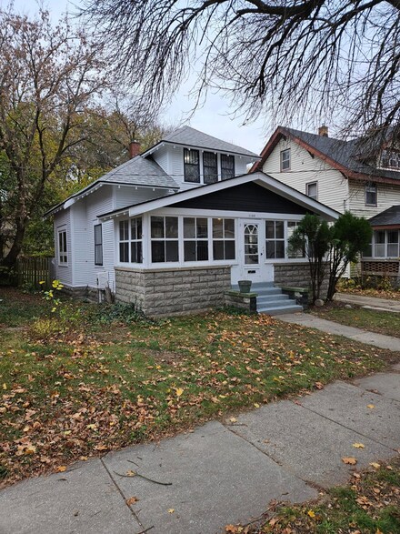 1132 Sherman St SE, Grand Rapids, MI 49506