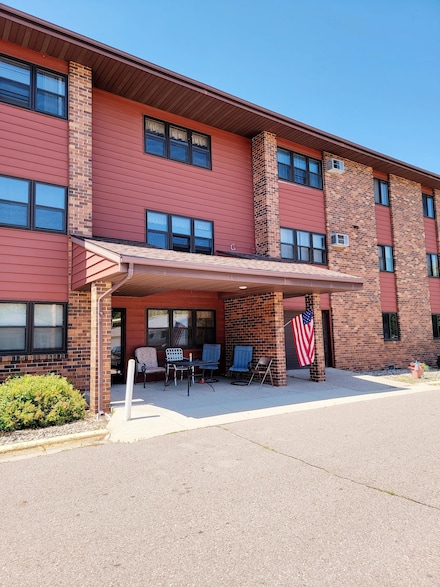 11 Park St N, Fairfax, MN 55332