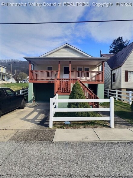 106 Glasgow Ave, Glasgow, WV 25086