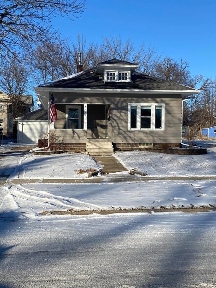 606 3rd St SE, Independence, IA 50644