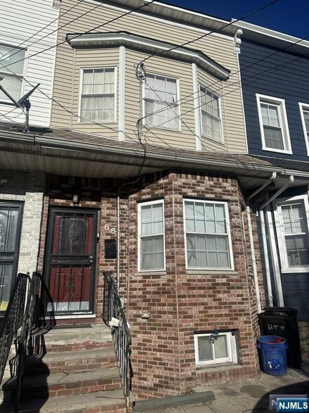 66 4th St, Newark, NJ 07107