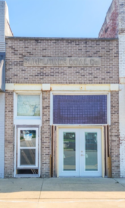 8166 E Main St, Dugger, IN 47848