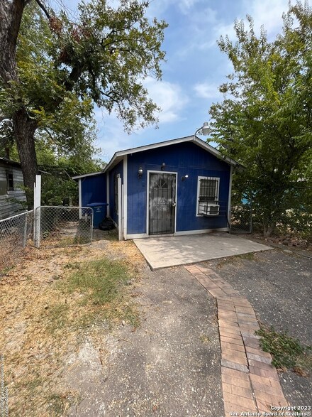 1717 Montezuma St, San Antonio, TX 78207