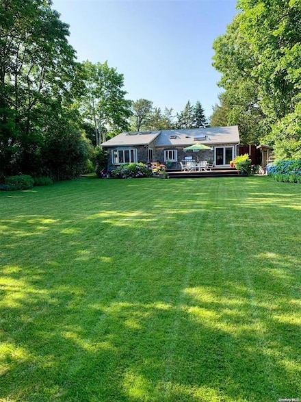 6 Lynn Ct, Hampton Bays, NY 11946