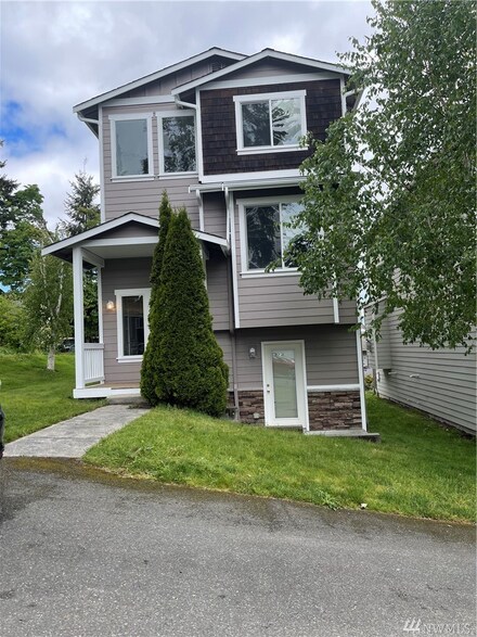 566 E Marine View Dr Unit C, Everett, WA 98201