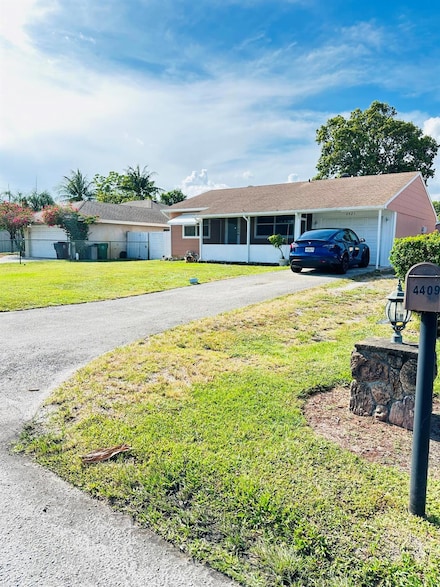 4421 Broadway St, Lake Worth, FL 33461